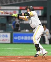 　ソロを放つ松田＝２０年６月