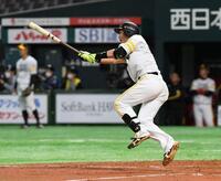 　松田は右中間に二塁打を放つ＝２０年３月