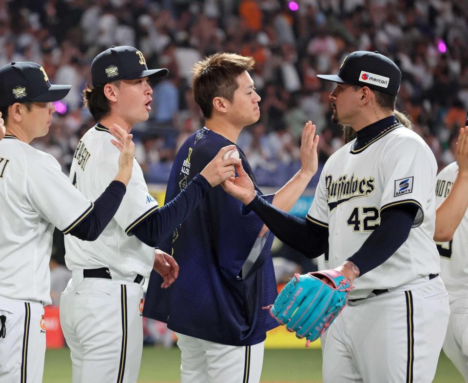 　マチャド（右）からウイニングボールを受け取る寺西