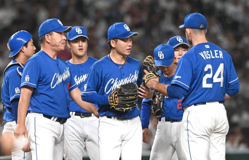 　７回途中で降板する金丸（中央）＝撮影・園田高夫