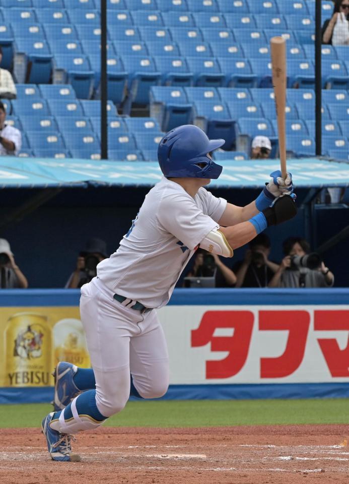 　７回、左越え２点本塁打を放つ青学大・小田康一郎（撮影・持木克友）