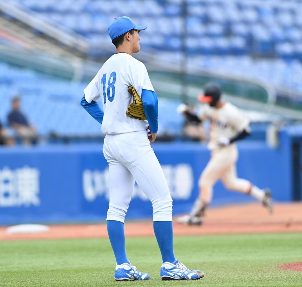 　６回、東北福祉大・佐藤悠太（後方）に中越え２ランを打たれた青学大・鈴木泰成（撮影・開出牧）