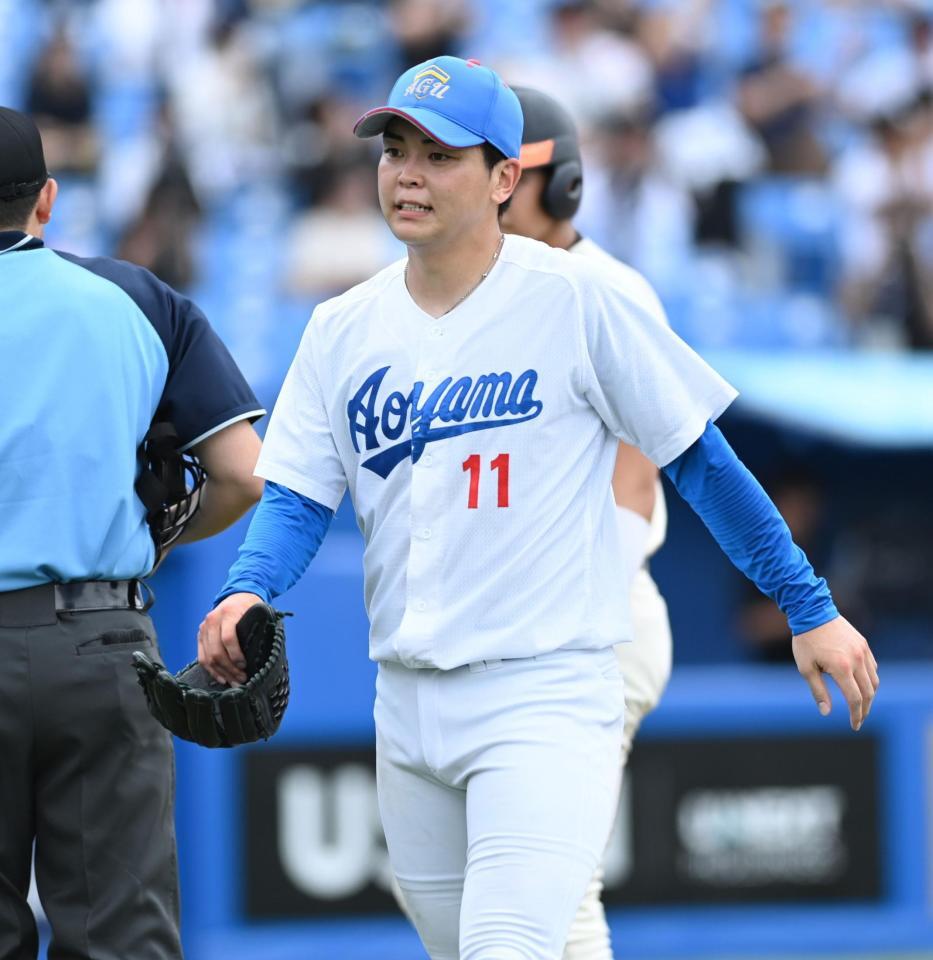 　５回、同点の中前適時打を打たれ降板した青学大・中西聖輝（撮影・開出牧）