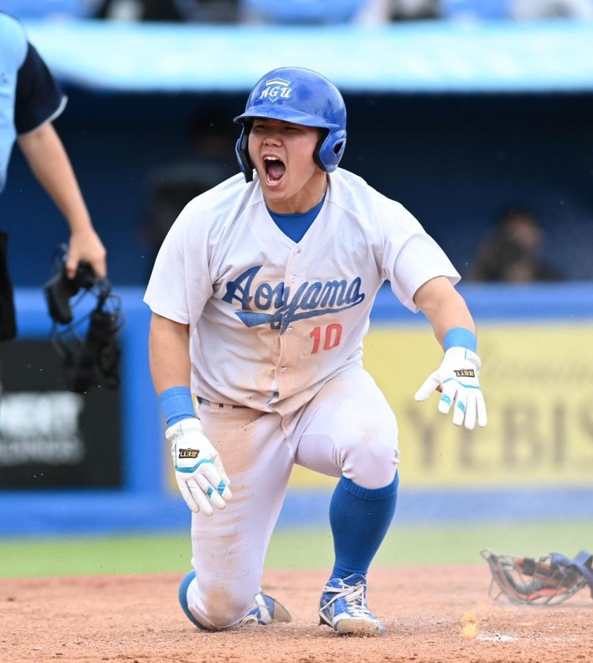 　４回、同点のホームに滑り込み雄たけびを上げる青学大・小田康一郎（撮影・開出牧）