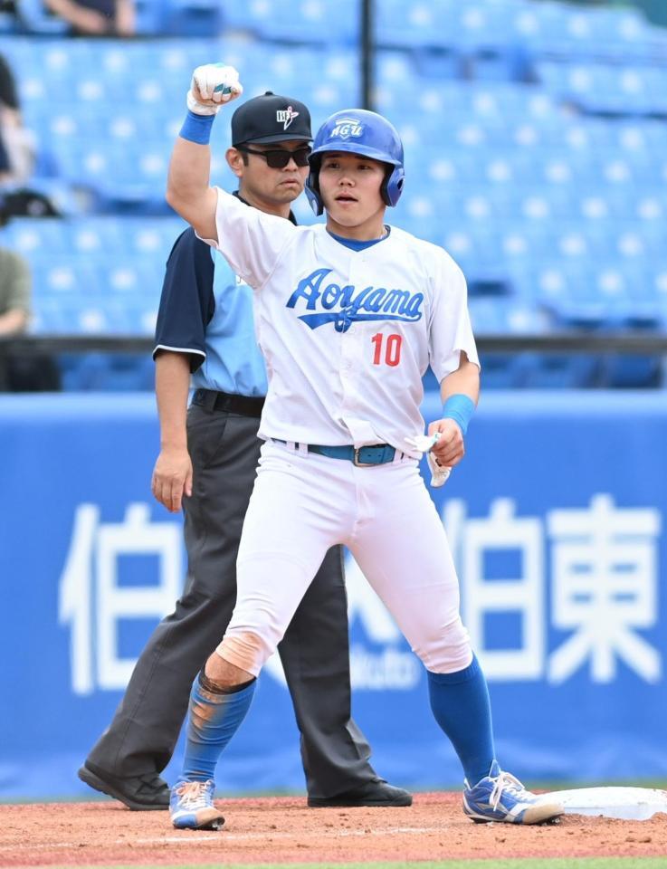 　４回、二塁盗塁を決めさらに三塁まで進塁しガッツポーズを決める青学大・小田康一郎（撮影・開出牧）