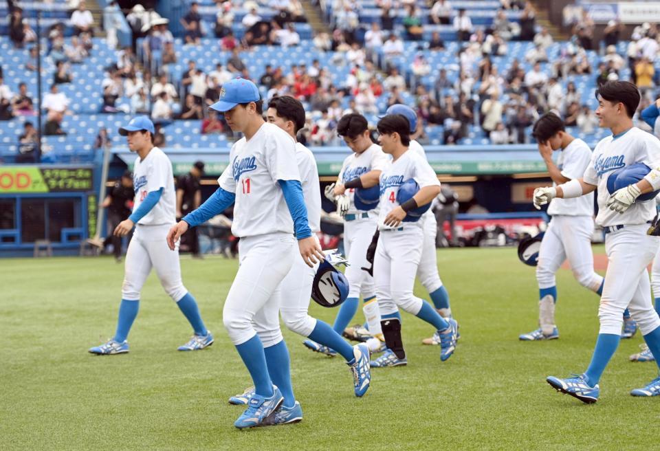 　準決勝で敗退し引き揚げる中西聖輝（左手前）ら青学大ナイン（撮影・開出牧）
