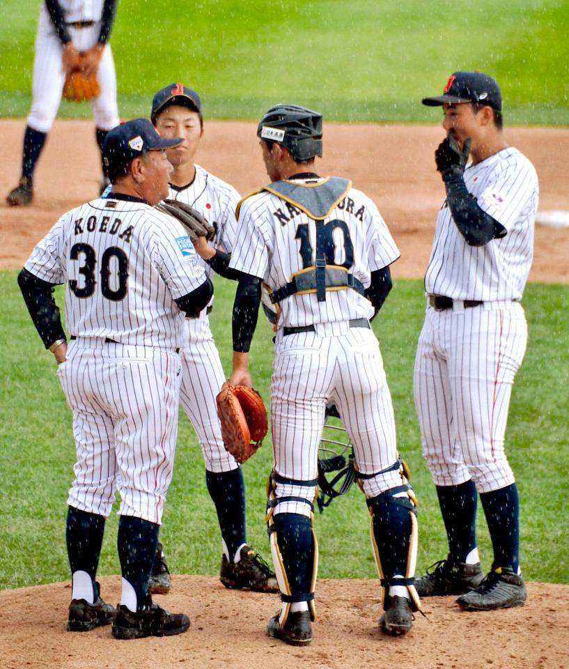 　米国戦でマウンドに集まり、小枝監督（右から４人目）の指示に耳を傾ける（右から）清宮幸、中村奨、川端（２０１７年）