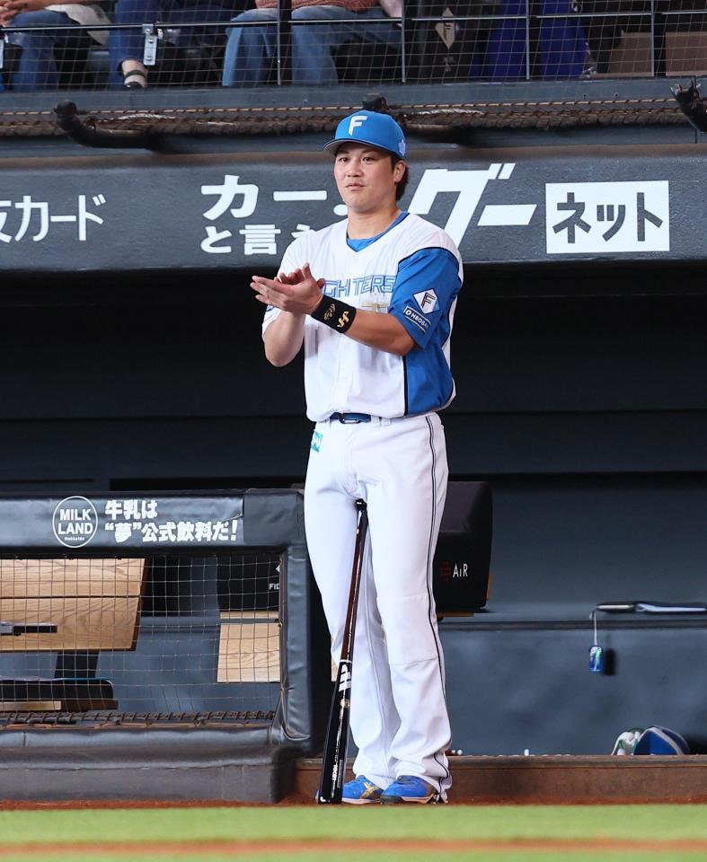 　試合前、プロポーズ大作戦が行われ、拍手を送る伏見（撮影・中島達哉）