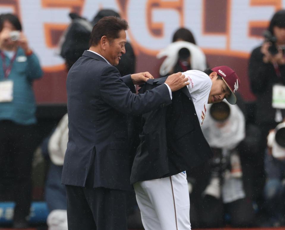 　佐々木主浩氏から名球会のジャケットを授与される浅村（撮影・金田祐二）