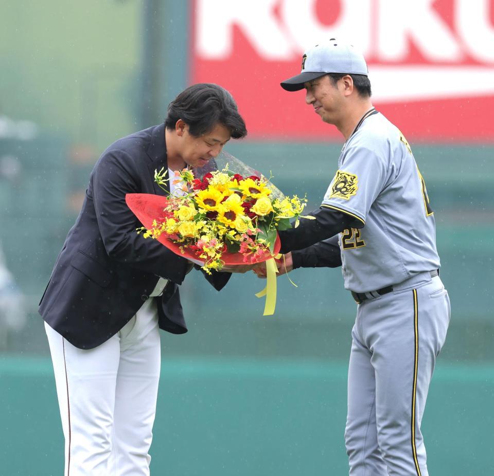 　藤川監督（右）から花束を受け取る浅村（撮影・西岡正）