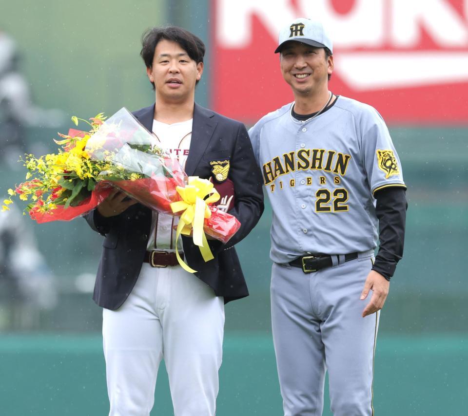 　花束を受け取った後、藤川監督（右）と並ぶ浅村（撮影・西岡正）