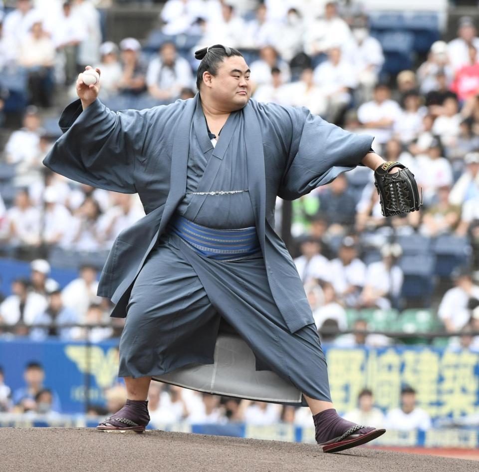 　セレモニアルピッチを行う隆の勝（撮影・佐藤厚）