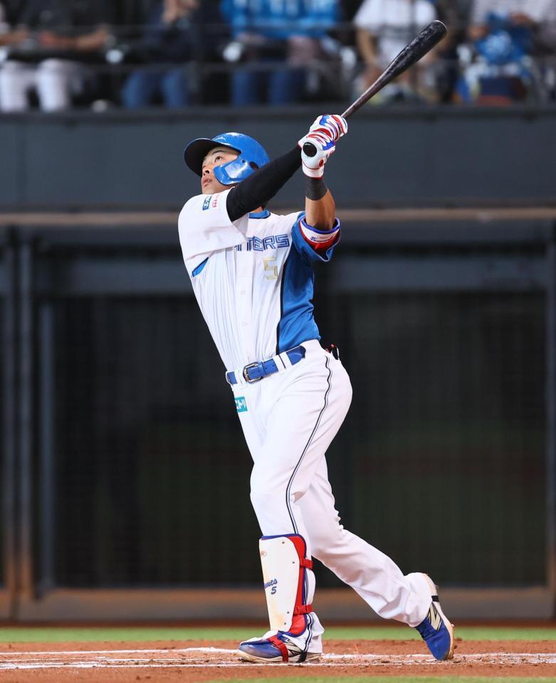 　２回、先制となるソロを放つ野村（撮影・中島達哉）