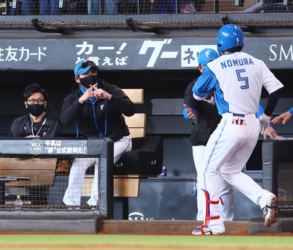 　２回、ソロを放った野村（右）に「×ポーズ」をする新庄監督（中央）＝撮影・中島達哉