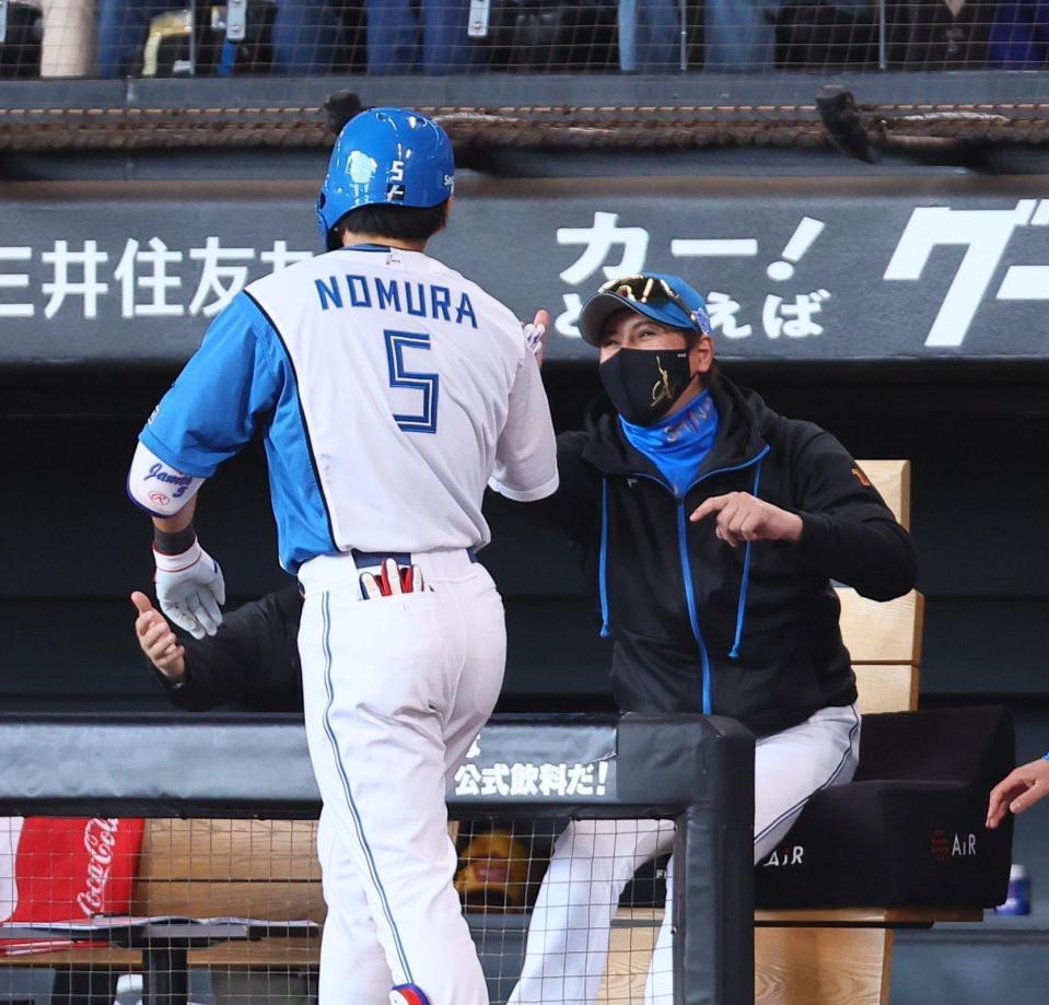 　２回、ソロを放った野村（左）を迎える新庄監督（撮影・中島達哉）