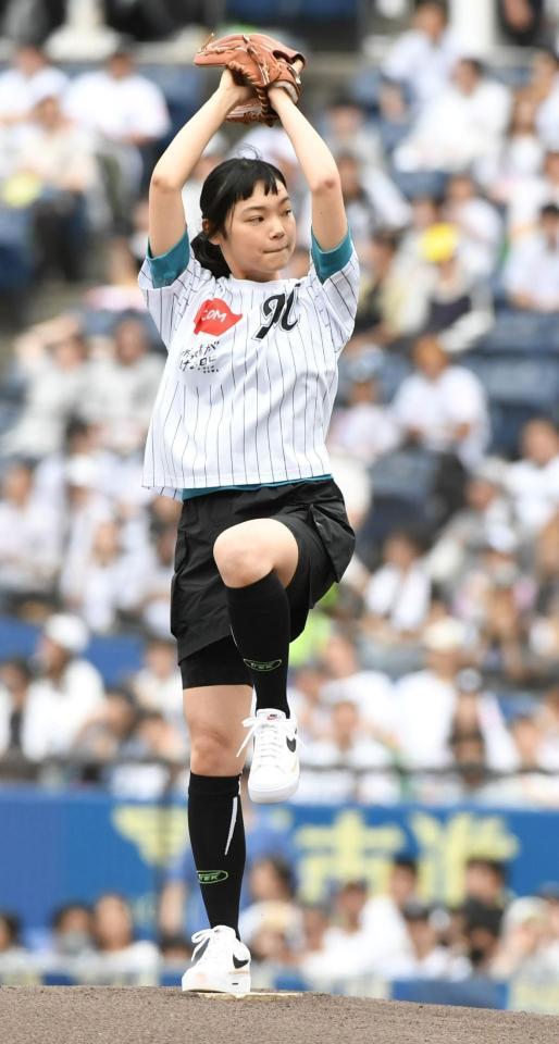 　しなやかなフォームでボールを投げ入れる古川琴音（撮影・佐藤厚）