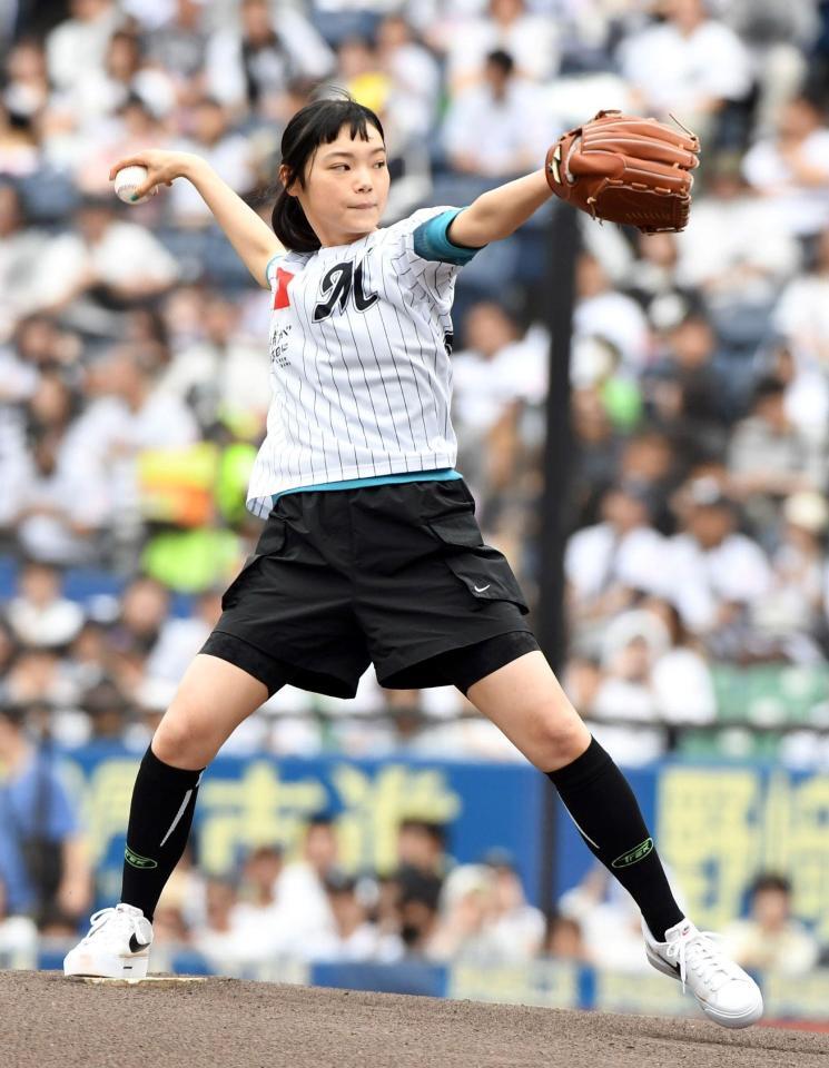 　しなやかなフォームでボールを投げ入れる古川琴音（撮影・佐藤厚）