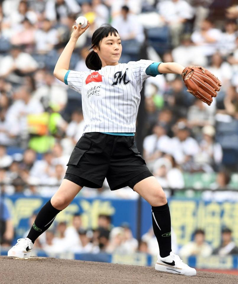 　しなやかなフォームでボールを投げ入れる古川琴音（撮影・佐藤厚）