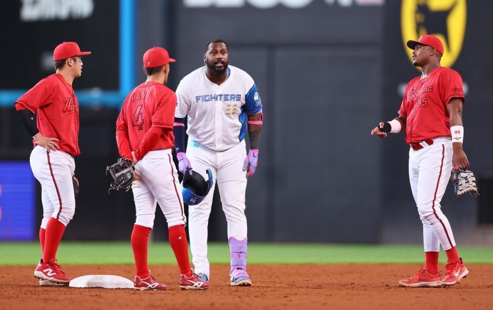 　３回、リプレー検証中にモンテロ（右）らと言葉を交わすレイエス（中央）＝撮影・中島達哉