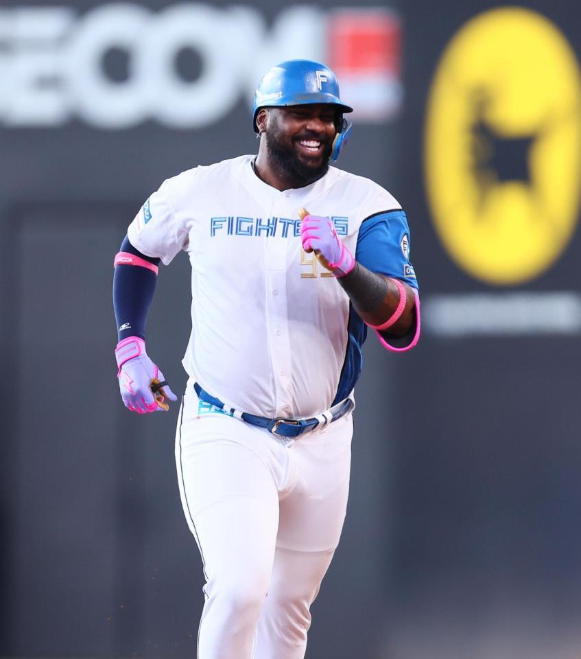 　３回、放った打球がリプレー検証の結果、本塁打となり、喜びながらダイヤモンドを回るレイエス（撮影・中島達哉）