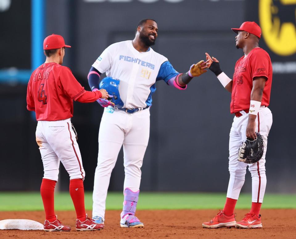 　３回、リプレー検証中にモンテロ（右）、矢野（左）と談笑するレイエス（撮影・中島達哉）