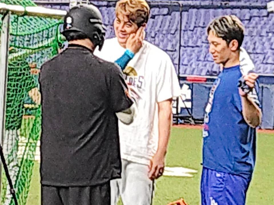 　広島時代の同僚、丸と談笑する九里（中央）と西川（右）