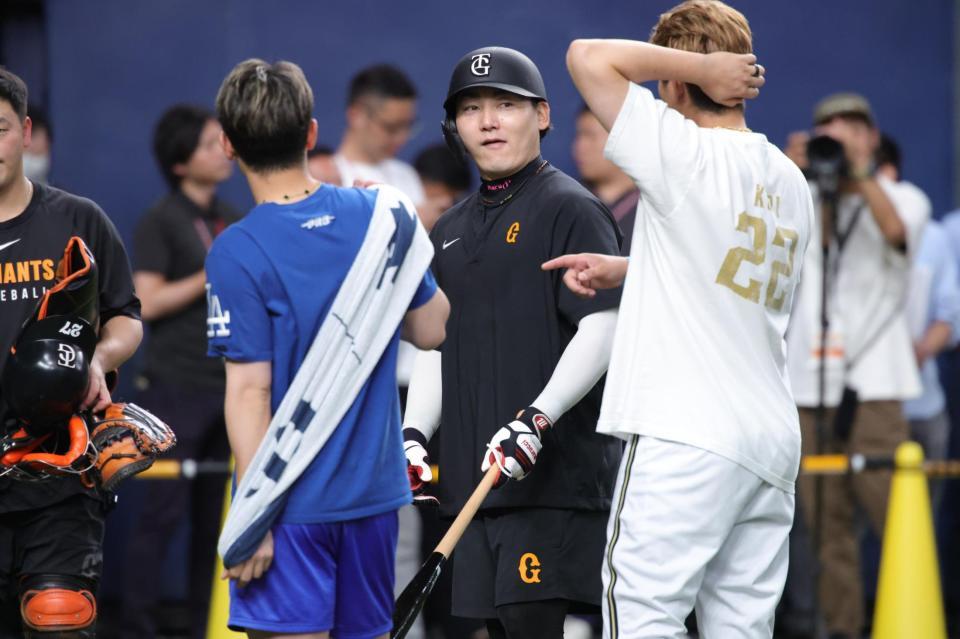 　九里（右）、西川（左）と話す丸