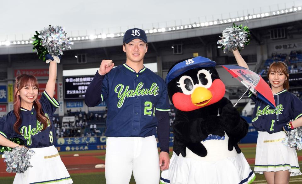 　７回２安打無失点の好投で３勝目を挙げ、笑顔を見せる吉村（撮影・佐藤厚）