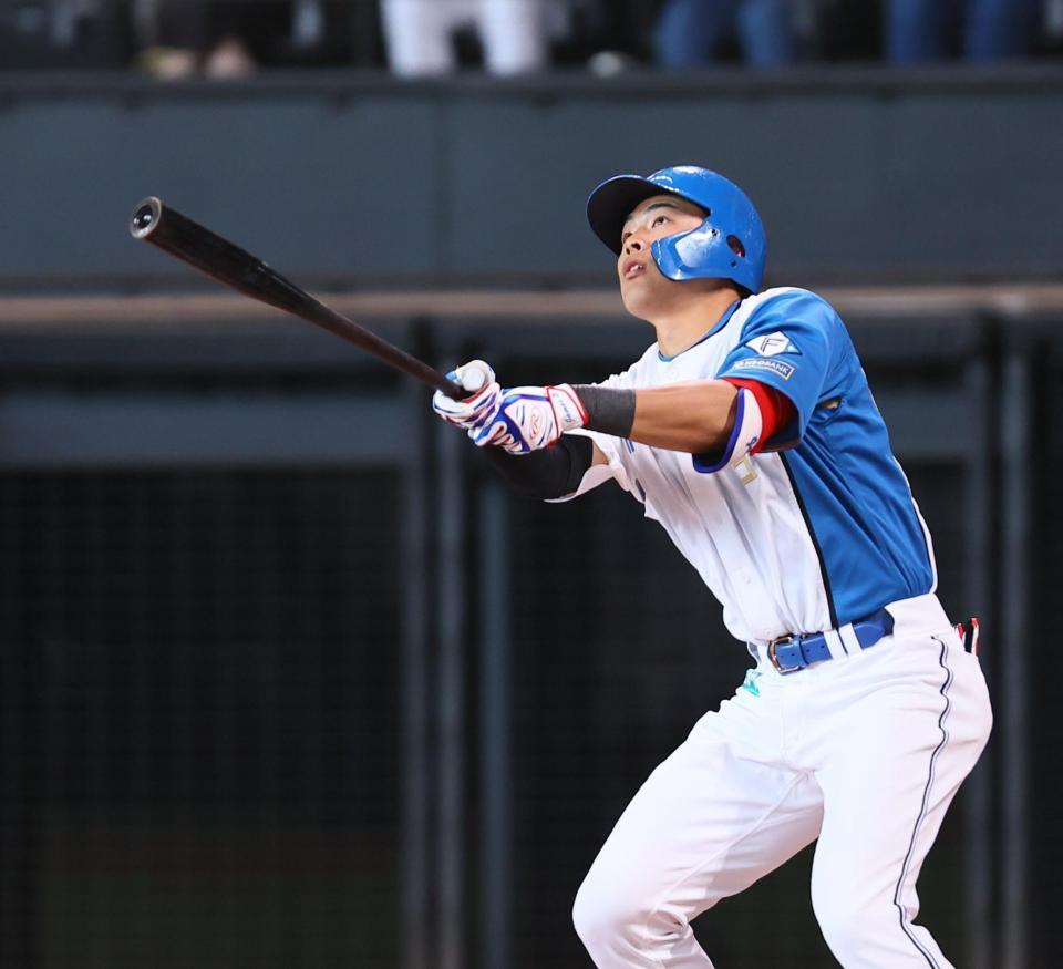 　２回、先制となるソロを放つ野村（撮影・中島達哉）