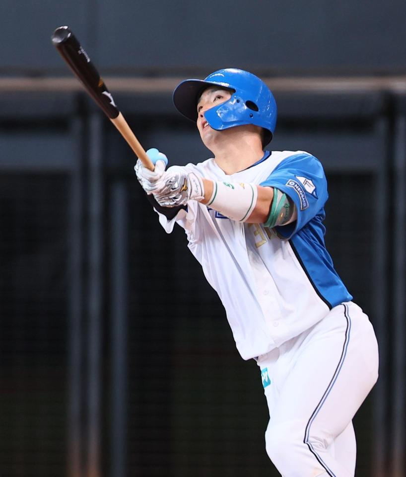 　４回、ソロを放つ郡司（撮影・中島達哉）