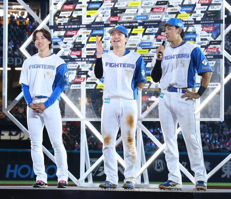 　お立ち台で笑顔を見せる（左から）細野、郡司、野村（撮影・中島達哉）