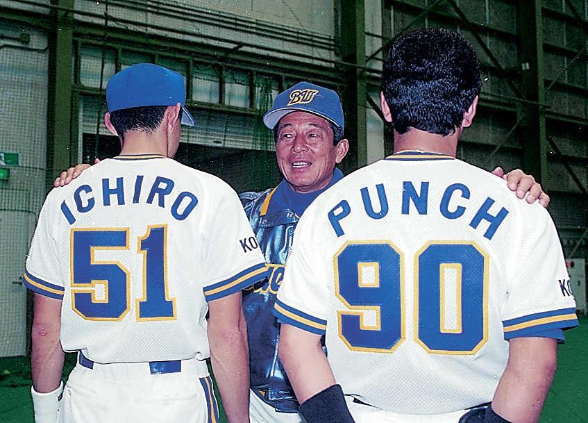 　鈴木一朗は登録名「イチロー」、佐藤和弘の登録名は「パンチ」と発表するオリックス・仰木監督＝９４年