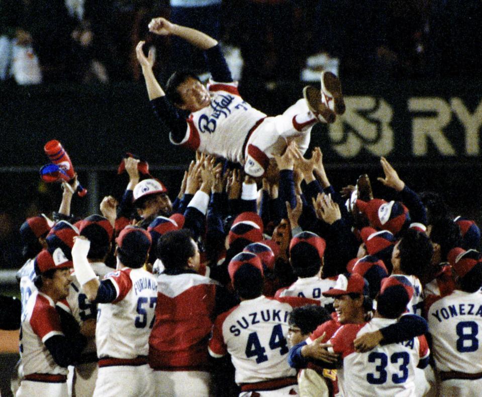 　ナインの手で胴上げされる仰木監督＝８９年