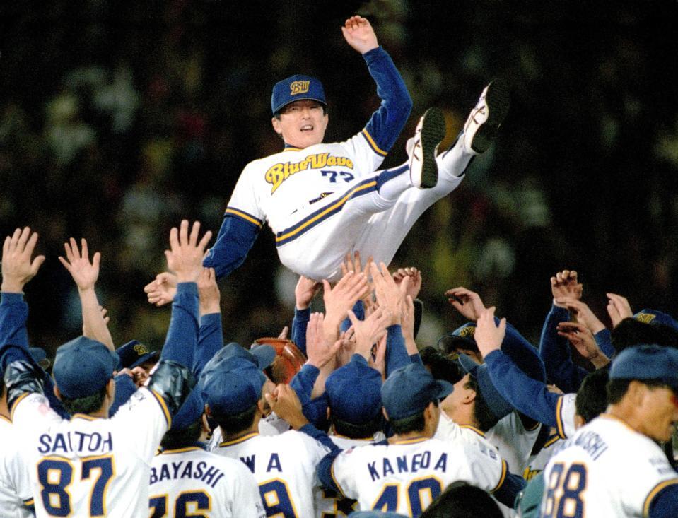 　巨人を破り日本一！ナインに胴上げされる仰木監督＝９６年