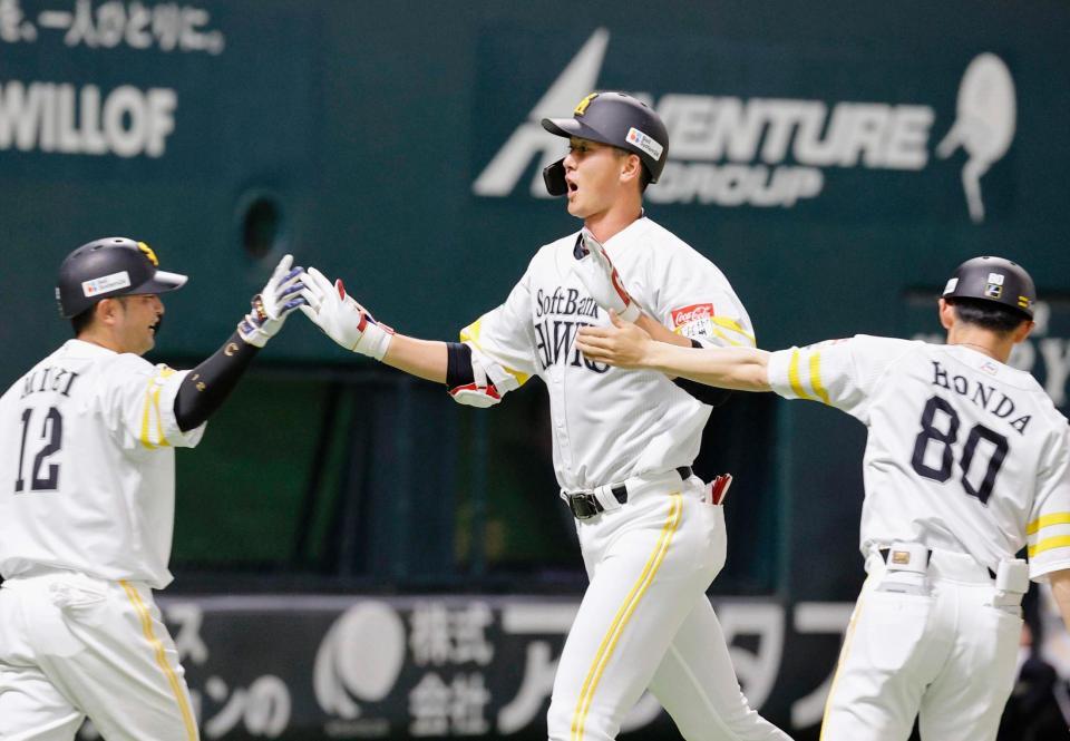 　２回、先制ソロを放ち嶺井（左）らに迎えられる秋広