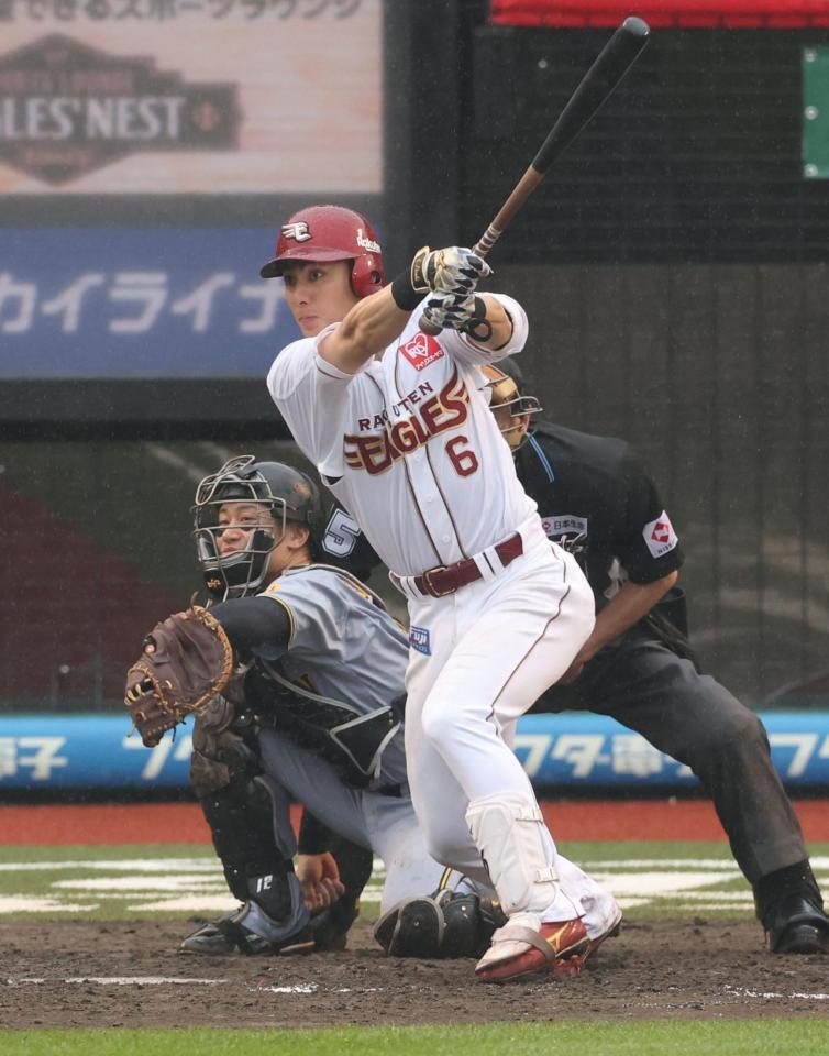 　７回、右前適時打を放つ村林（撮影・金田祐二）