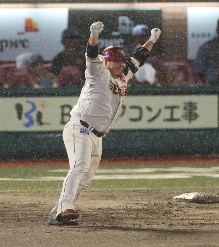 　１０回、サヨナラ打を放ち喜ぶ石原（撮影・金田祐二）