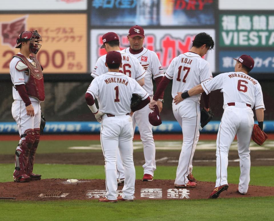 　６回、古謝を降板させる三木監督（撮影・金田祐二）