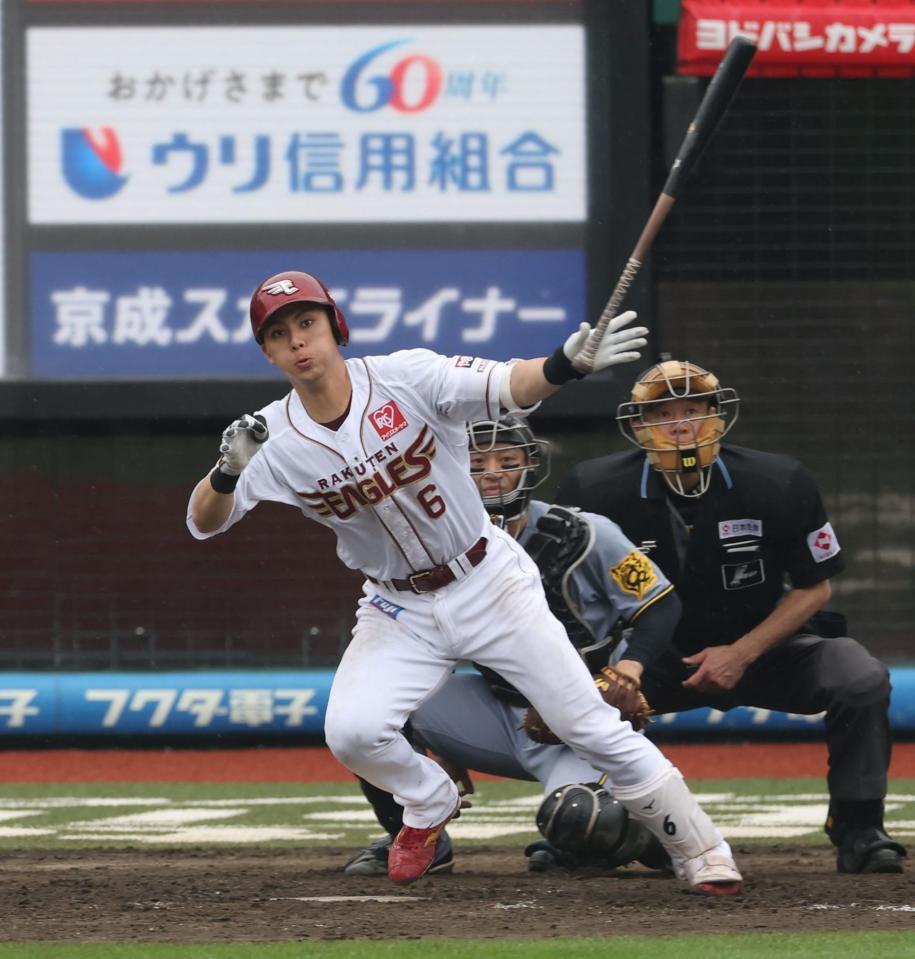 　５回、中前適時打を放つ村林（撮影・金田祐二）