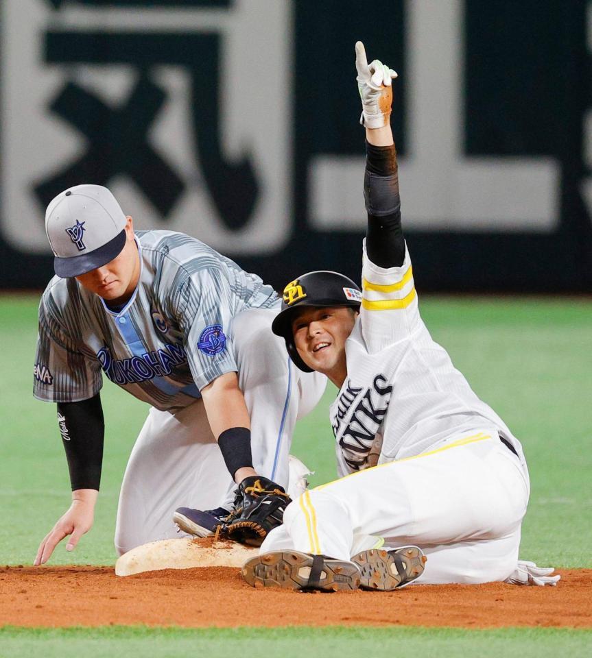 　５回、代打で適時二塁打を放ちポーズをとる川瀬