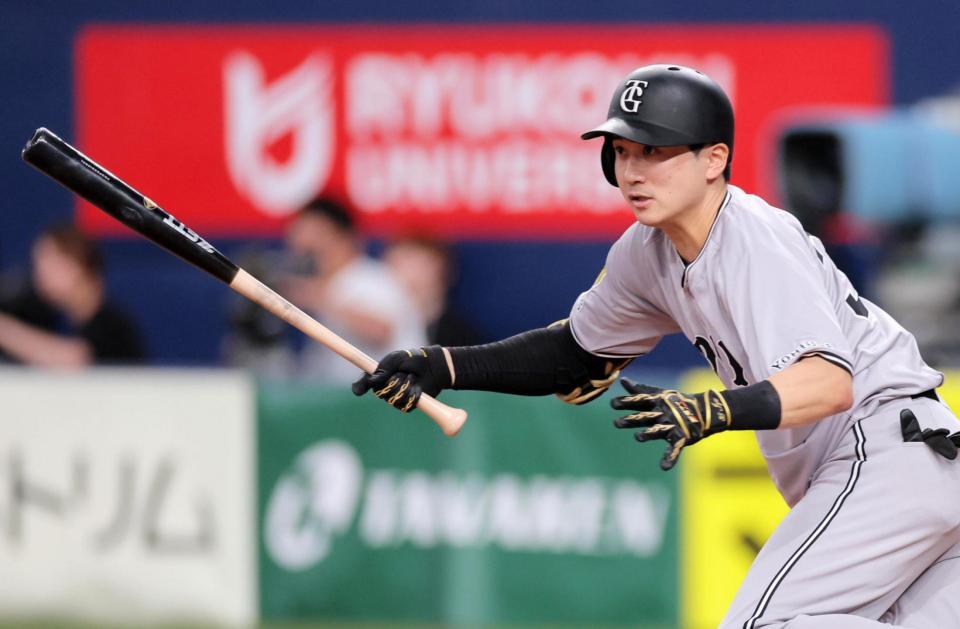 　８回、左前へ同点打を放つ泉口