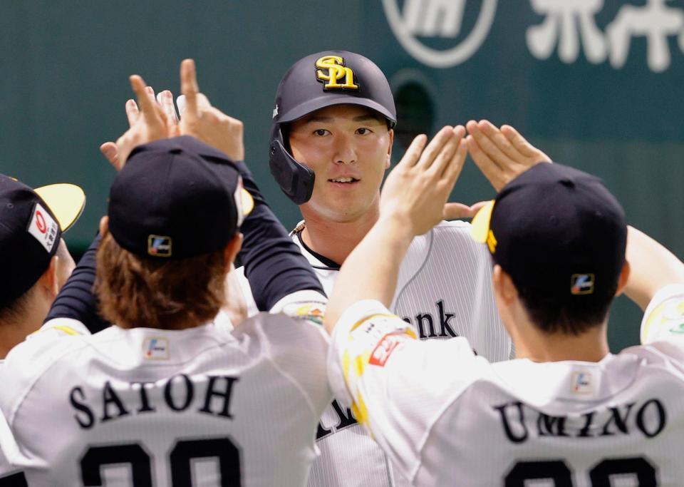 　２回、先制ソロを放ちナインに迎えられる秋広