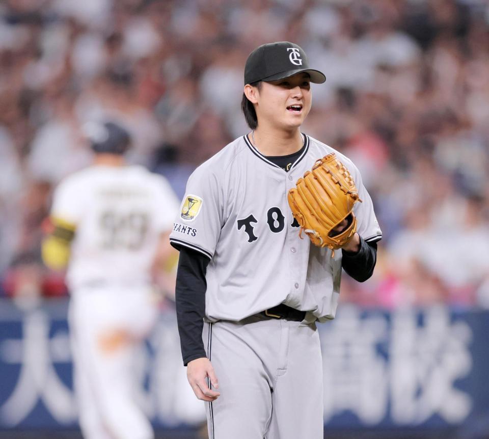 　８回、杉本（奥）を二飛に打ち取り笑顔の田中瑛