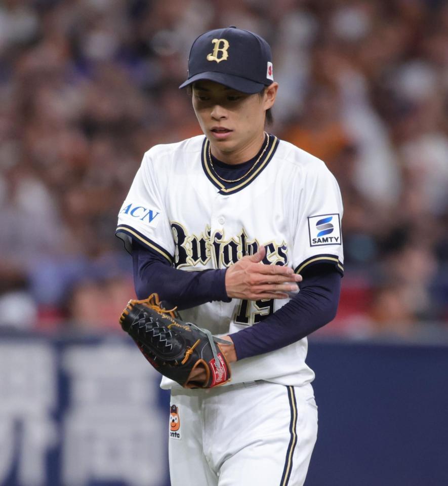 　１１回、ピンチをしのいだ山岡はグラブをたたく（撮影・坂部計介）