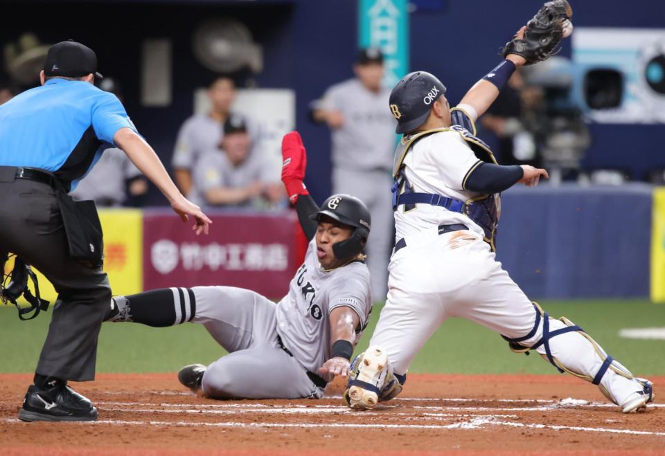 　８回、泉口の左前打で二走・オコエが生還する（撮影・坂部計介）