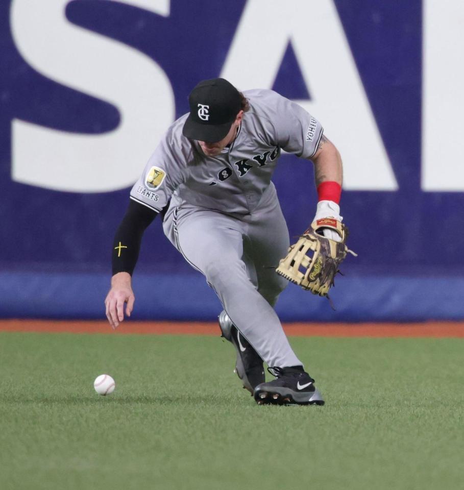 　５回、西川の打球の処理にもたつくキャベッジ。一走・頓宮の三進を許す（撮影・坂部計介）