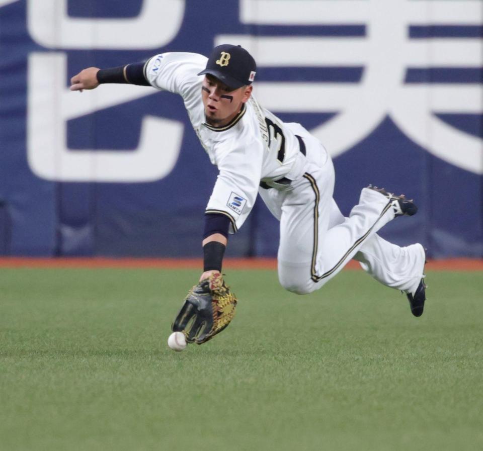 　４回、丸の打球に中堅手・杉沢が飛び込んだが及ばず、中前打となる（撮影・坂部計介）