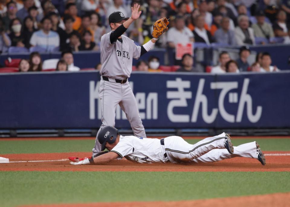 　５回、西川の打球の処理にもたつく間に一走・頓宮が三塁する（撮影・坂部計介）