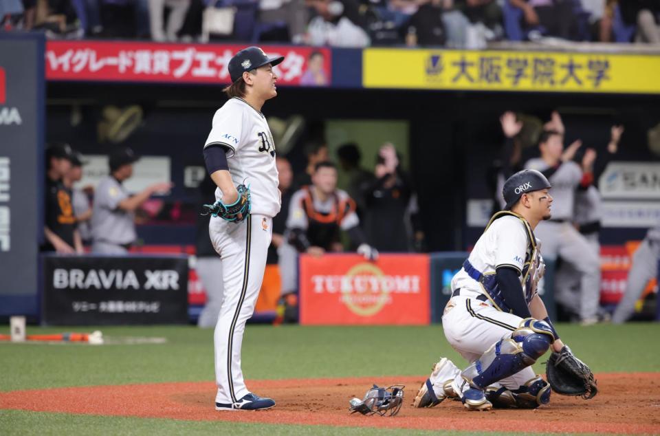 　８回、同点とされ、ぼう然とする宮城と森のバッテリー（撮影・坂部計介）