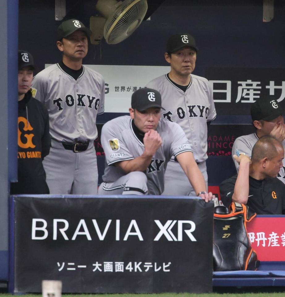 　宮城を攻略できず、ベンチから戦況を見つめる阿部監督（撮影・坂部計介）